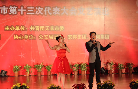 ���L(zh��ng)����f(xi��)��Ů�ϳ����g��һ�á�